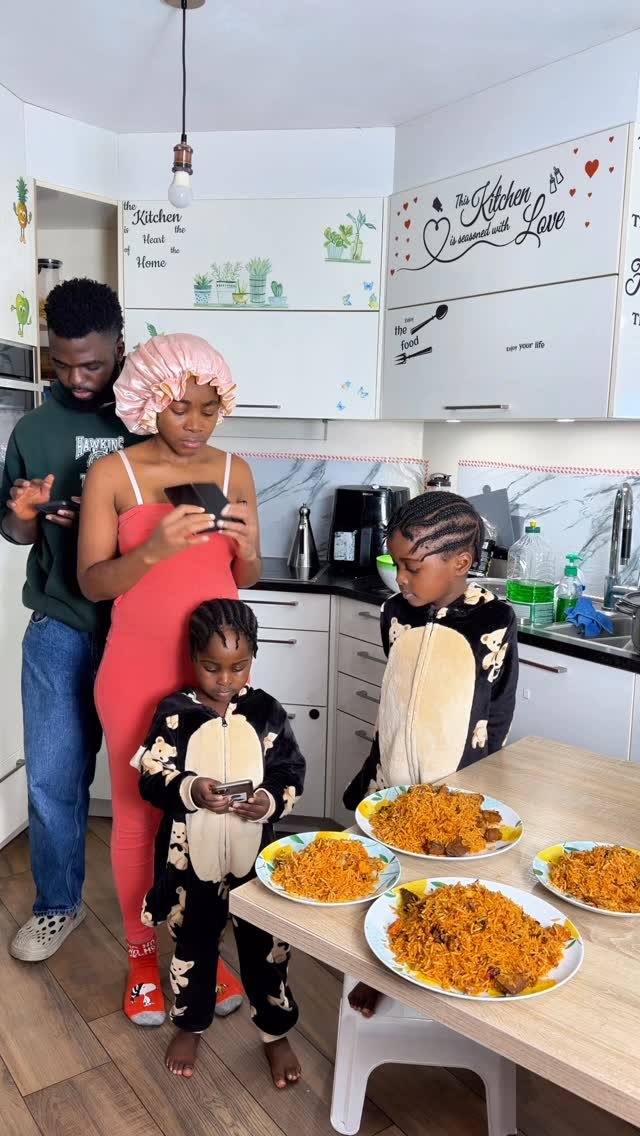 official_kktwins 게시물 이미지: Keep your phones and respect me