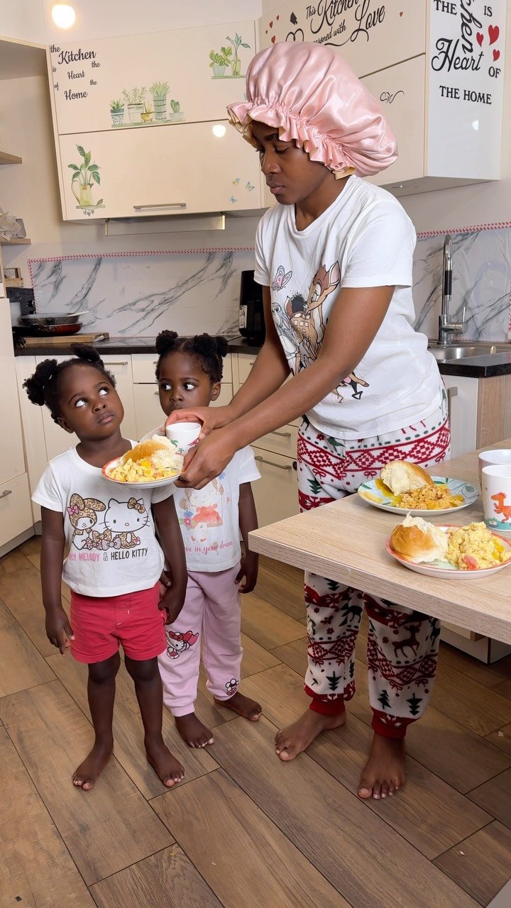 official_kktwins 게시물 이미지: Breakfast is served! 🤷‍♀️🤣