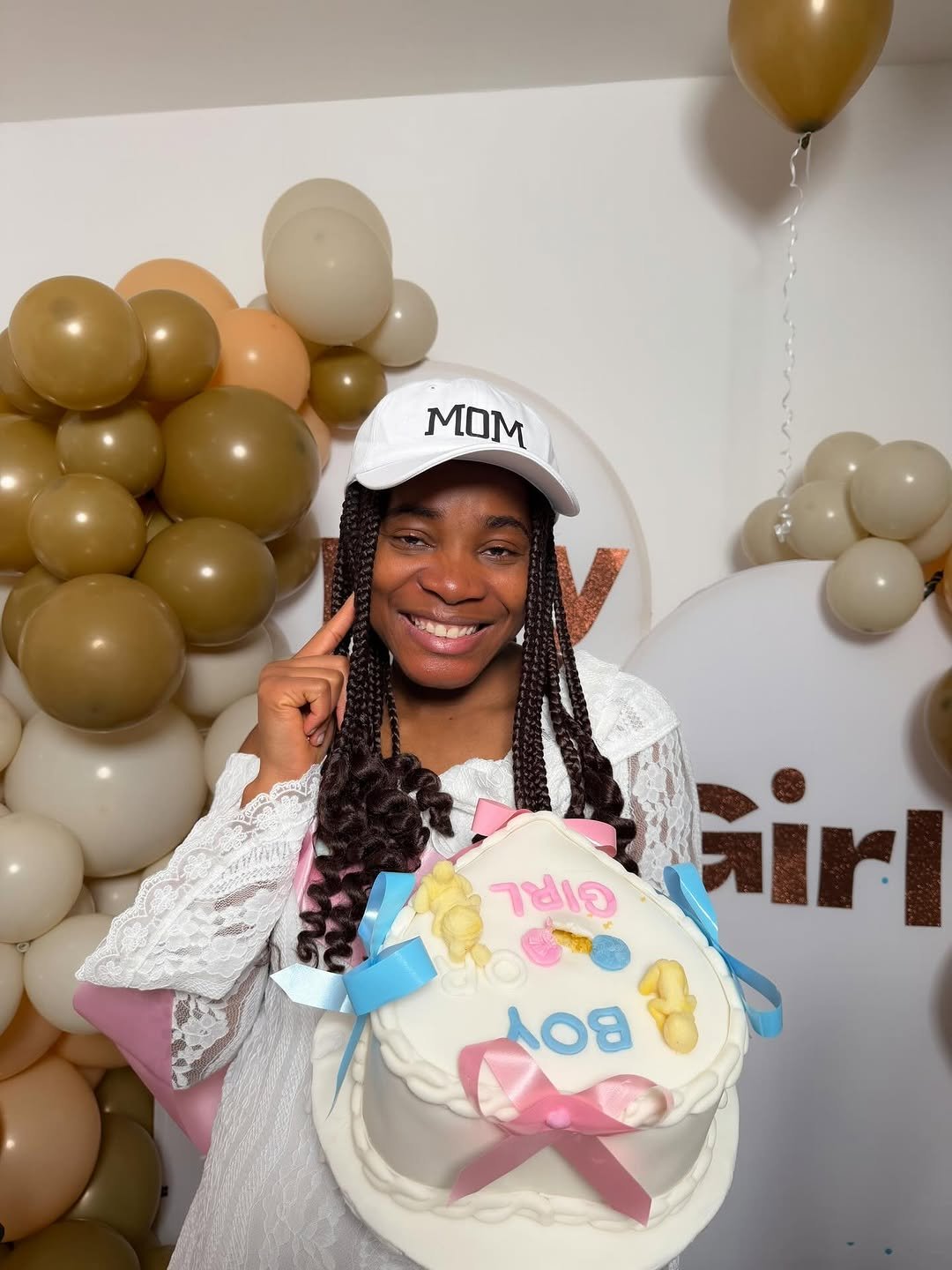 Photo by 🎀Kendra & Kimberly🎀 on March 01, 2026. May be an image of ‎balloon, cake and ‎text that says '‎MOM MOM noBaH 구이 าษเอ פושלר airl B081 B08‎'‎‎.