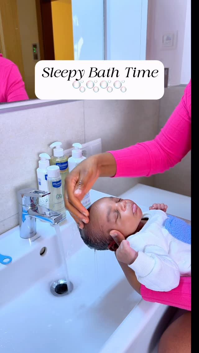 official_kktwins 게시물 이미지: Sleepy bath time 🫧❤️