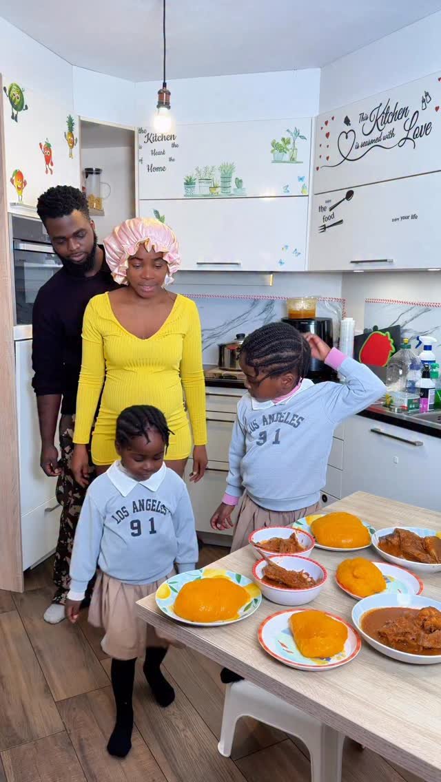 official_kktwins 게시물 이미지: Dinner is served 😋😋