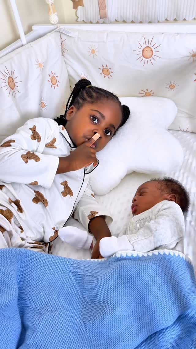 official_kktwins 게시물 이미지: Kendra and her baby brother ❤️