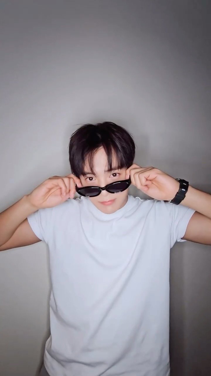 official_monsta_x 게시물 이미지: 🕶️👌😍

#민혁 #MINHYUK
#MONSTAX #MONSTA_X