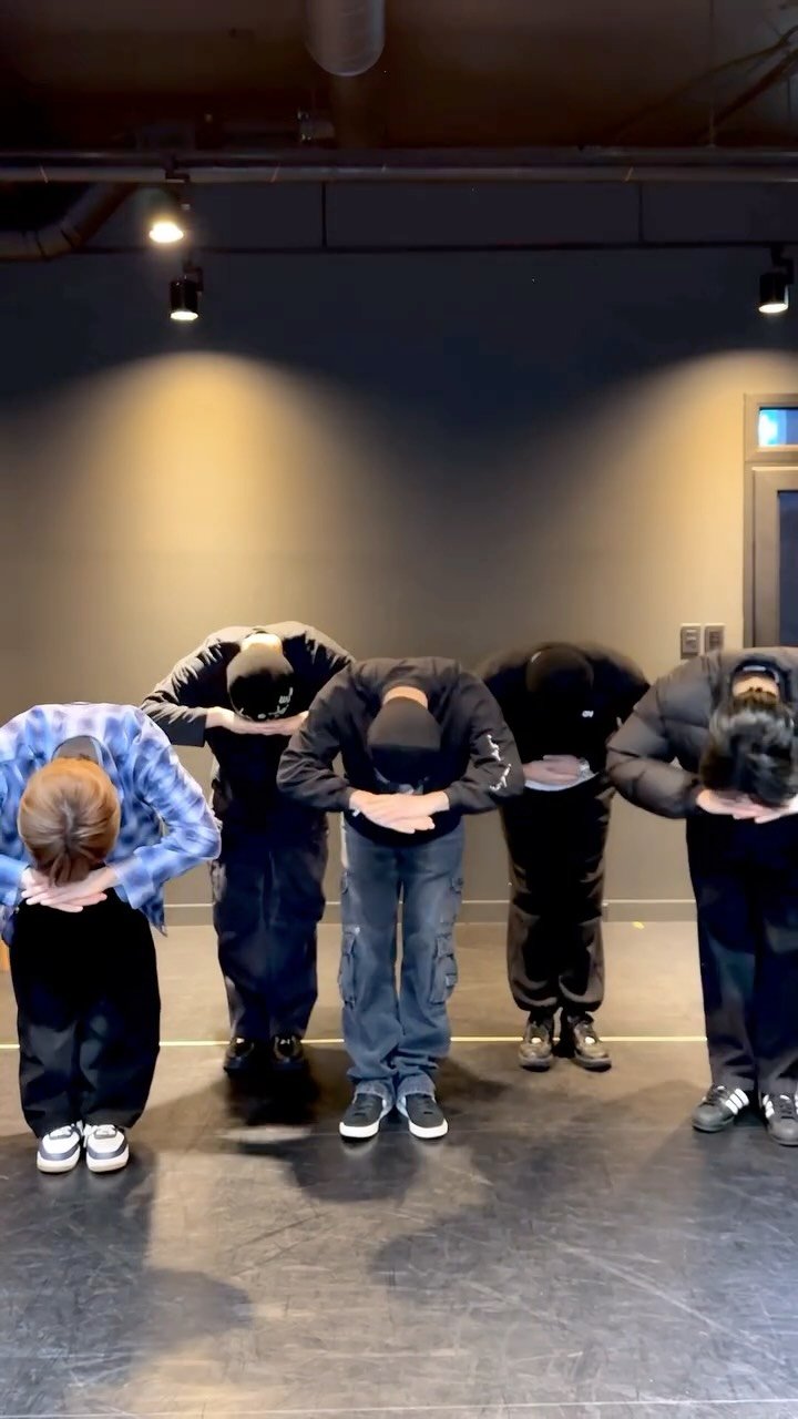 official_monsta_x 게시물 이미지: 새해 복 많이 받으세요 🙇‍♂️

#몬스타엑스 #MONSTAX...