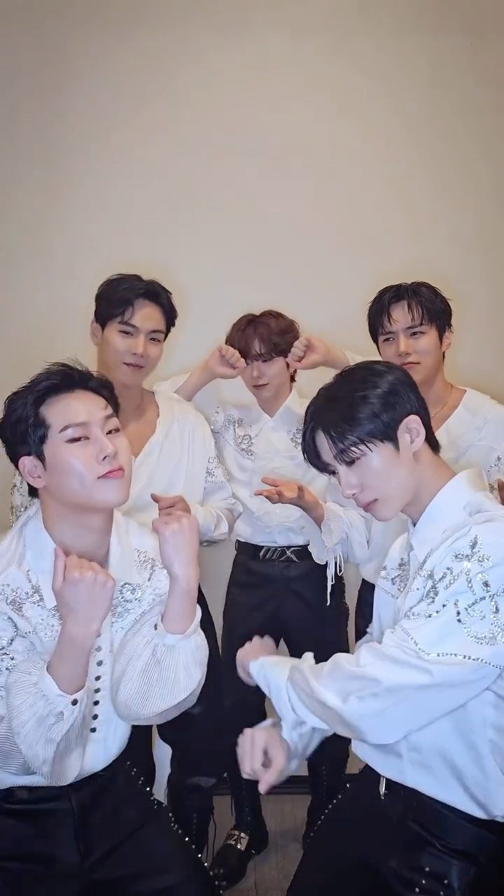 official_monsta_x 게시물 이미지: you like me a little bit? 

#몬스타엑스 #MONSTAX #MONSTA_X