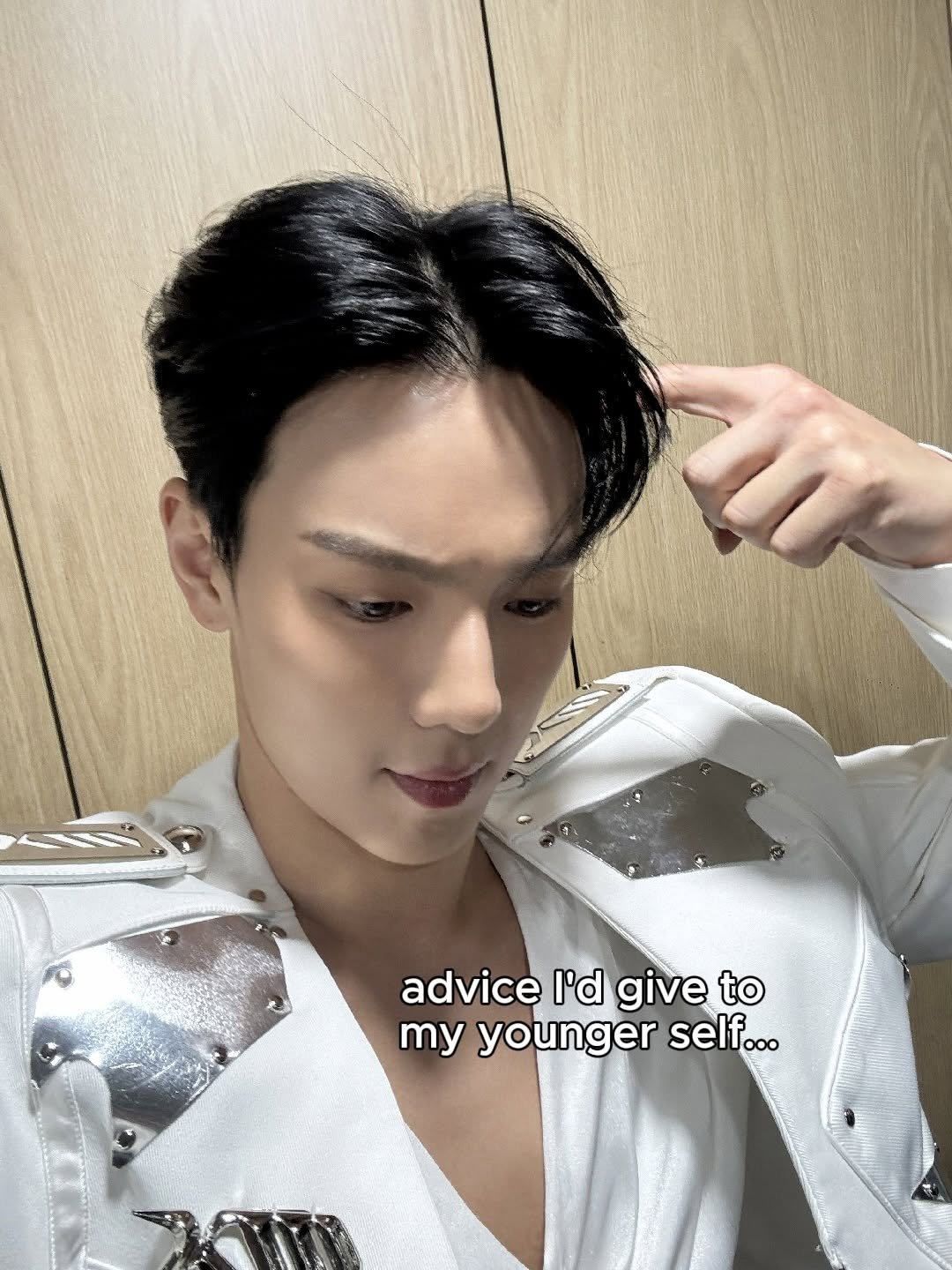 Photo by 몬스타엑스 MONSTA X on February 14, 2026. May be an image of text that says 'advice I'd advicel'dgive l'd give to my younger self...'.