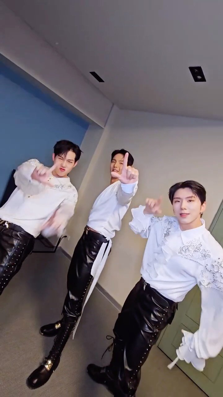 official_monsta_x 게시물 이미지: #DoYouLoveMe with 기현 & 주헌

#SHOWNUXHYUNGWON...