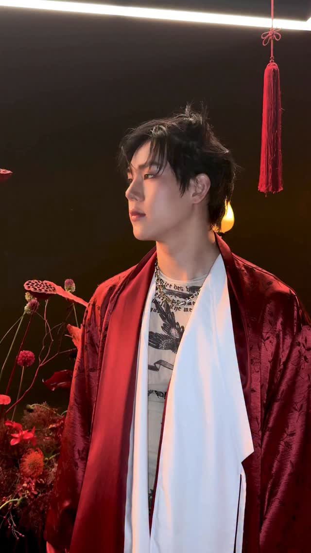 official_monsta_x 게시물 이미지: 어? 나잖아?

#JOOHONEY
#MONSTAX 
#INSANITY...