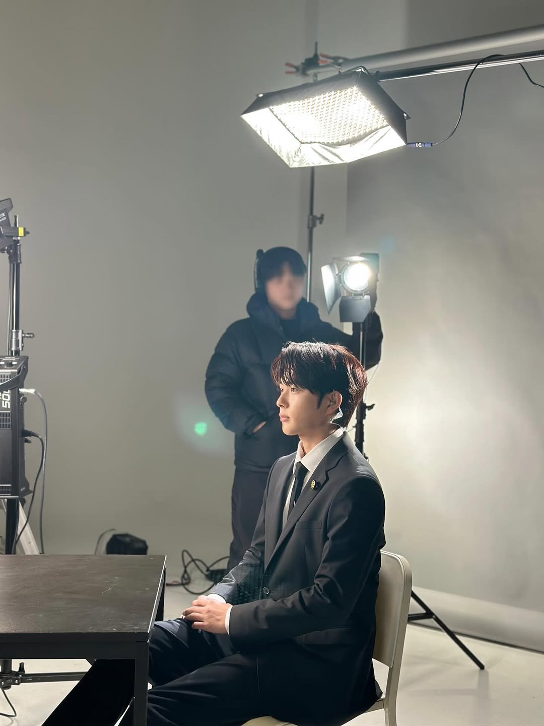 Photo by 유선호 YOO SEONHO on March 25, 2026. May be an image of one or more people, hair, makeup, camera, suit and text.