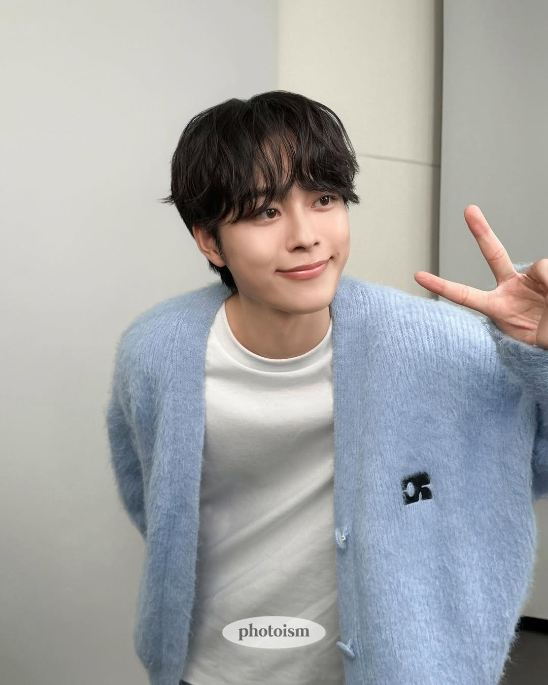 Photo by 유선호 YOO SEONHO on January 30, 2026. May be an image of one or more people, bangs and text that says 'photoism'.