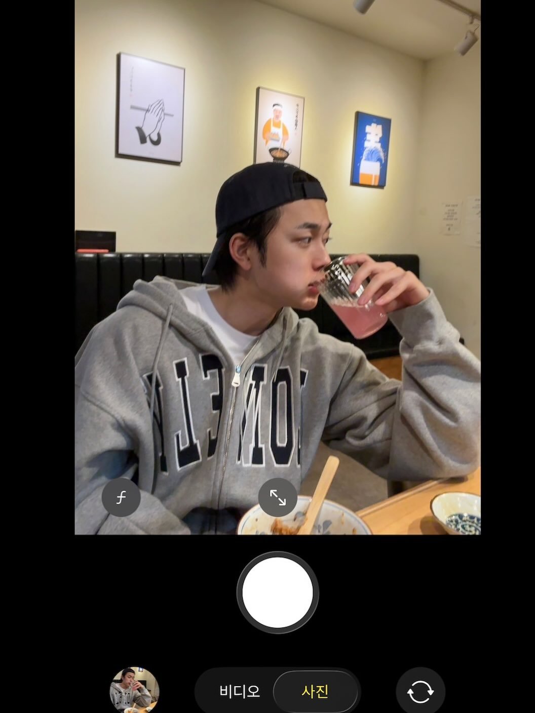 Photo by 유선호 YOO SEONHO on March 11, 2026. May be an image of ‎phone, drink and ‎text that says '‎f L3M0 ل 비디오 사진‎'‎‎.