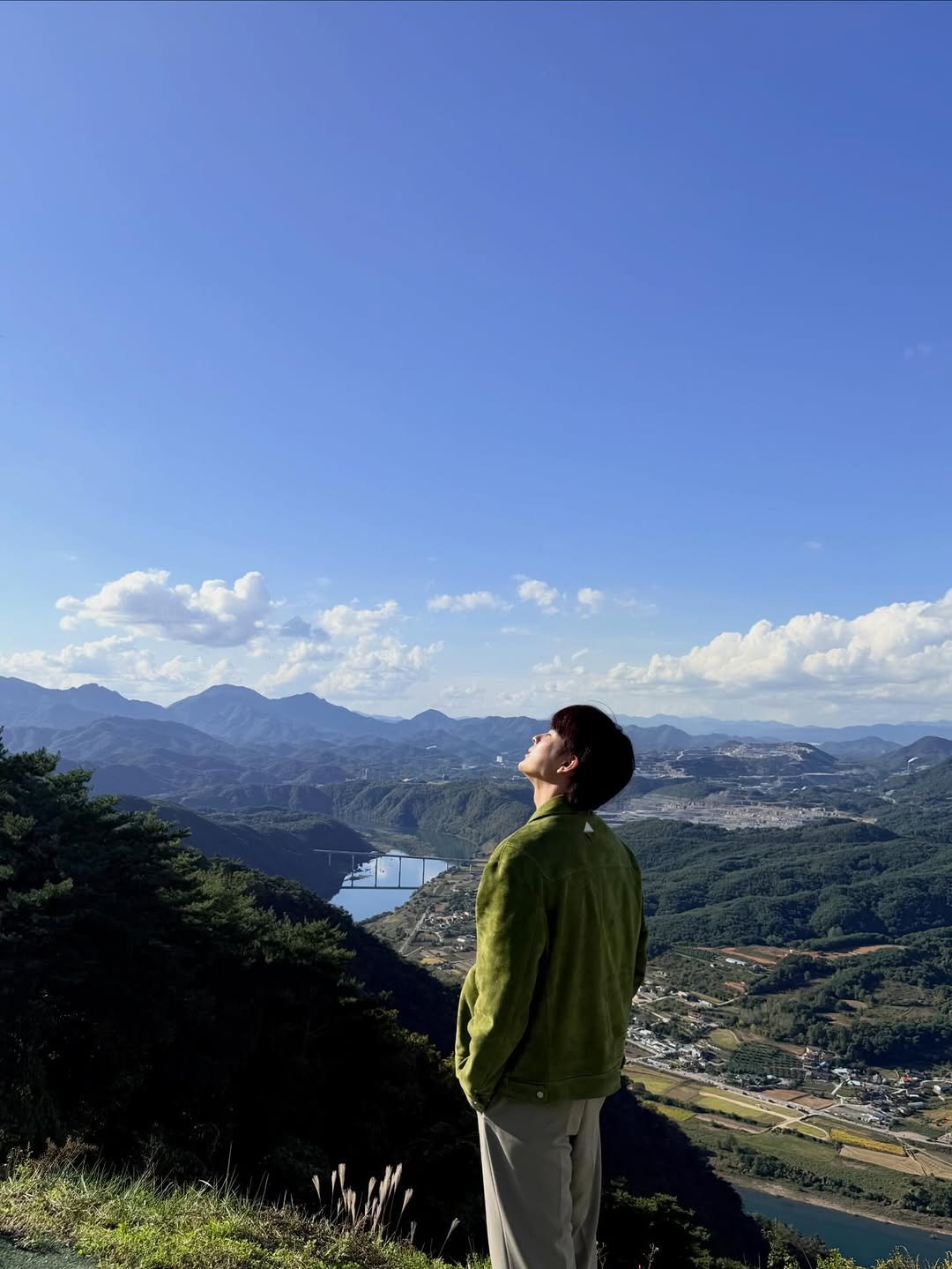 Photo by 유선호 YOO SEONHO on January 07, 2026. May be an image of cloud, Arthur's Seat, lake and Victoria Peak.