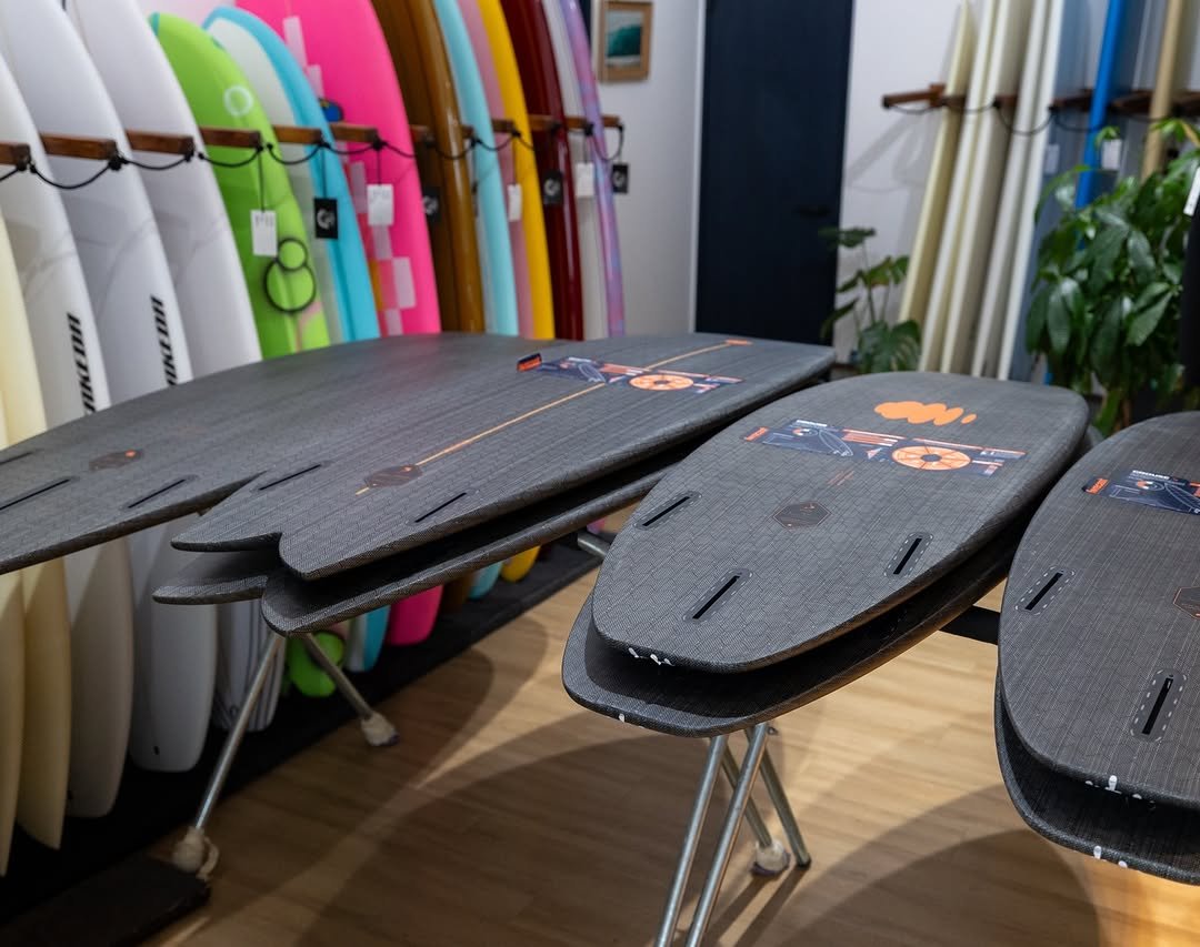 Photo shared by 福井宏行 on April 19, 2026 tagging @officialforecastsurf. May be an image of surfboard, rack and text.