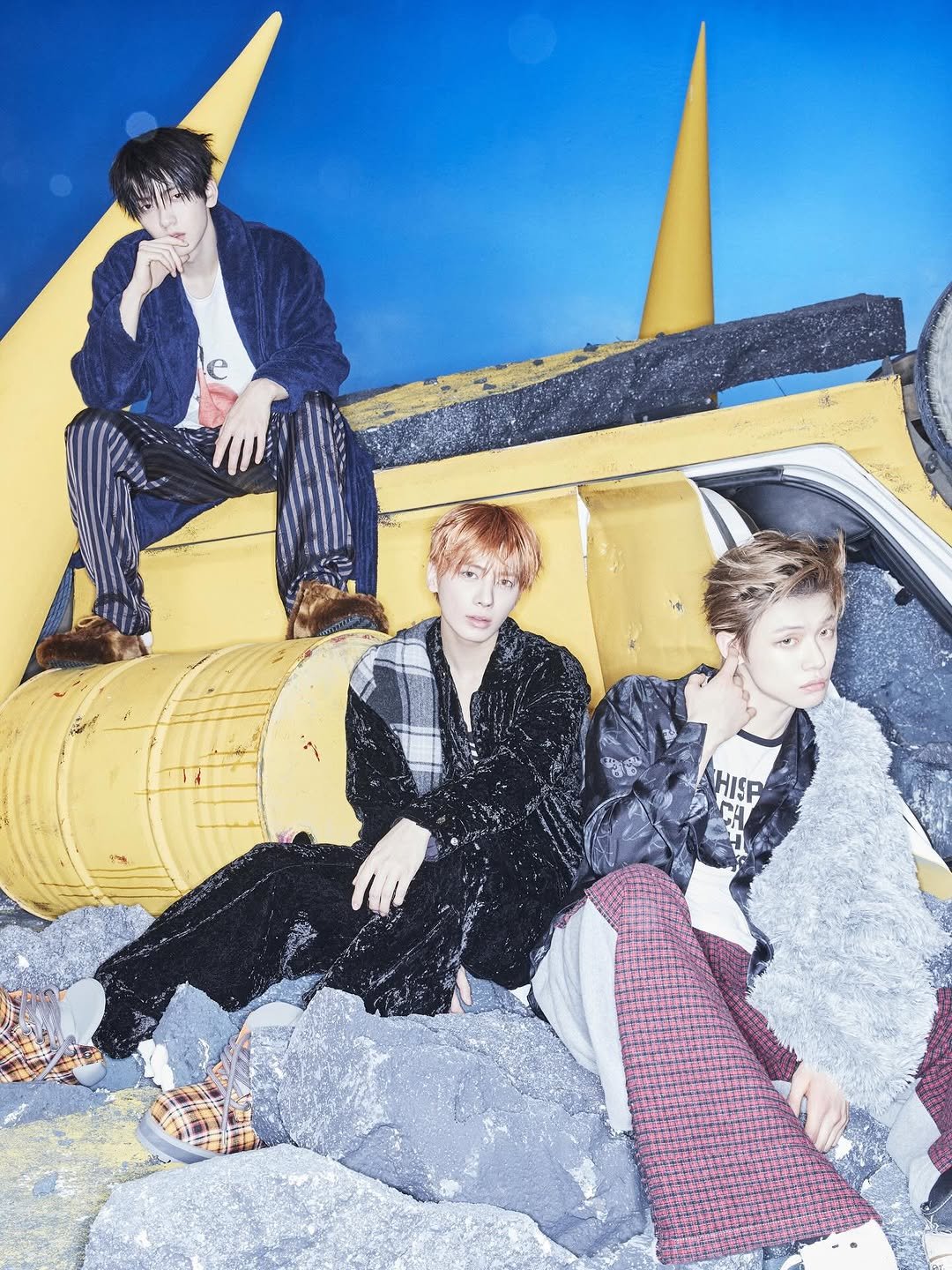 Photo by TXT 투모로우바이투게더 on March 28, 2026. May be an image of one or more people, bangs, poster, bolo tie, magazine and text that says '이 HISP'.