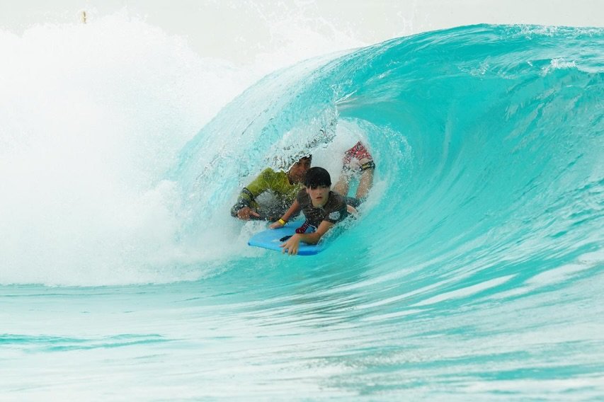 Photo shared by Fabio Aquino on January 23, 2026 tagging @wavegarden_official, @surflandbrasil, @oficinafabioaquino, @familiasurflandbrasil, and @bruno.coutinho13. May be an image of surfboard, wetsuit, water, ocean and text.