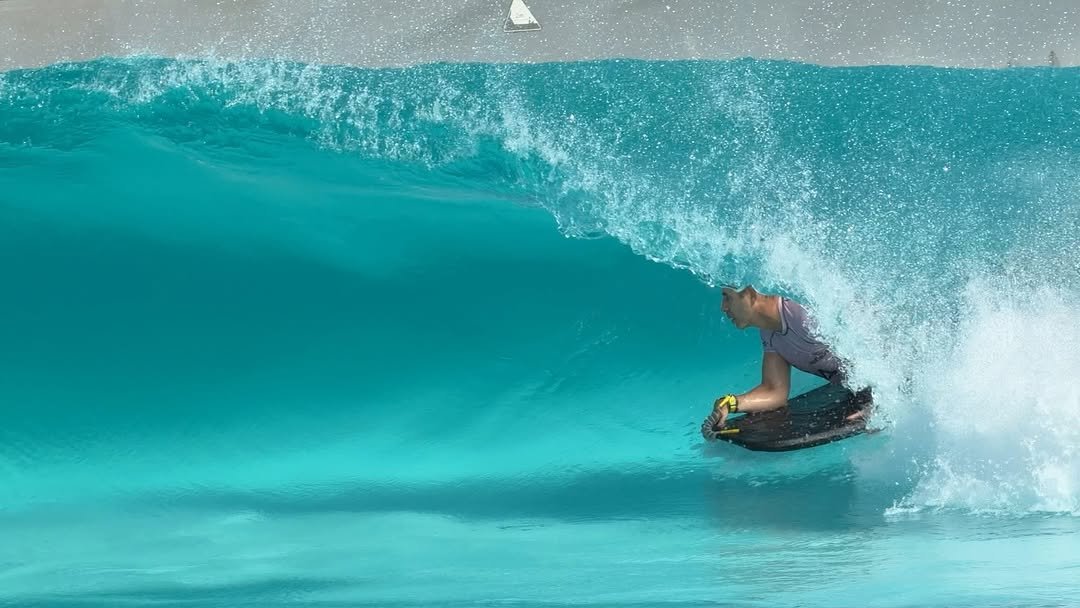 Photo by Fabio Aquino in Surfland Brasil Garopaba with @wavegarden_official, @apple, @surflandbrasil, @oficinafabioaquino, and @rafaroten. May be an image of surfboard, wetsuit, water, ocean and text.