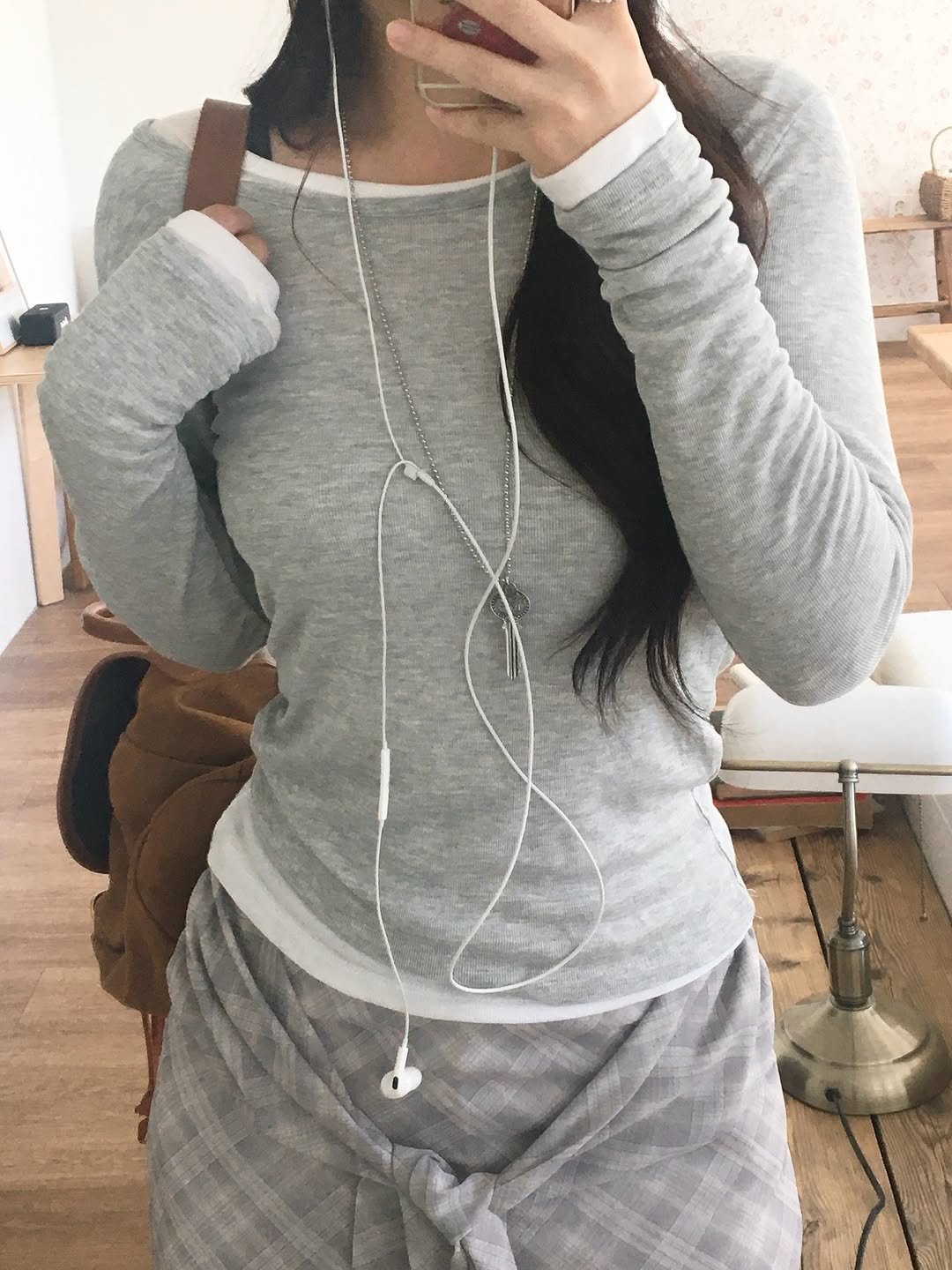 Photo by 🔖 오브더로지 / 𝐎𝐟 𝐭𝐡𝐞 𝐑𝐨𝐬𝐢𝐞 on October 01, 2025. May be an image of 1 person, sleepwear, fleece, sweatpants, drawstring, sweatshirt, top and text.