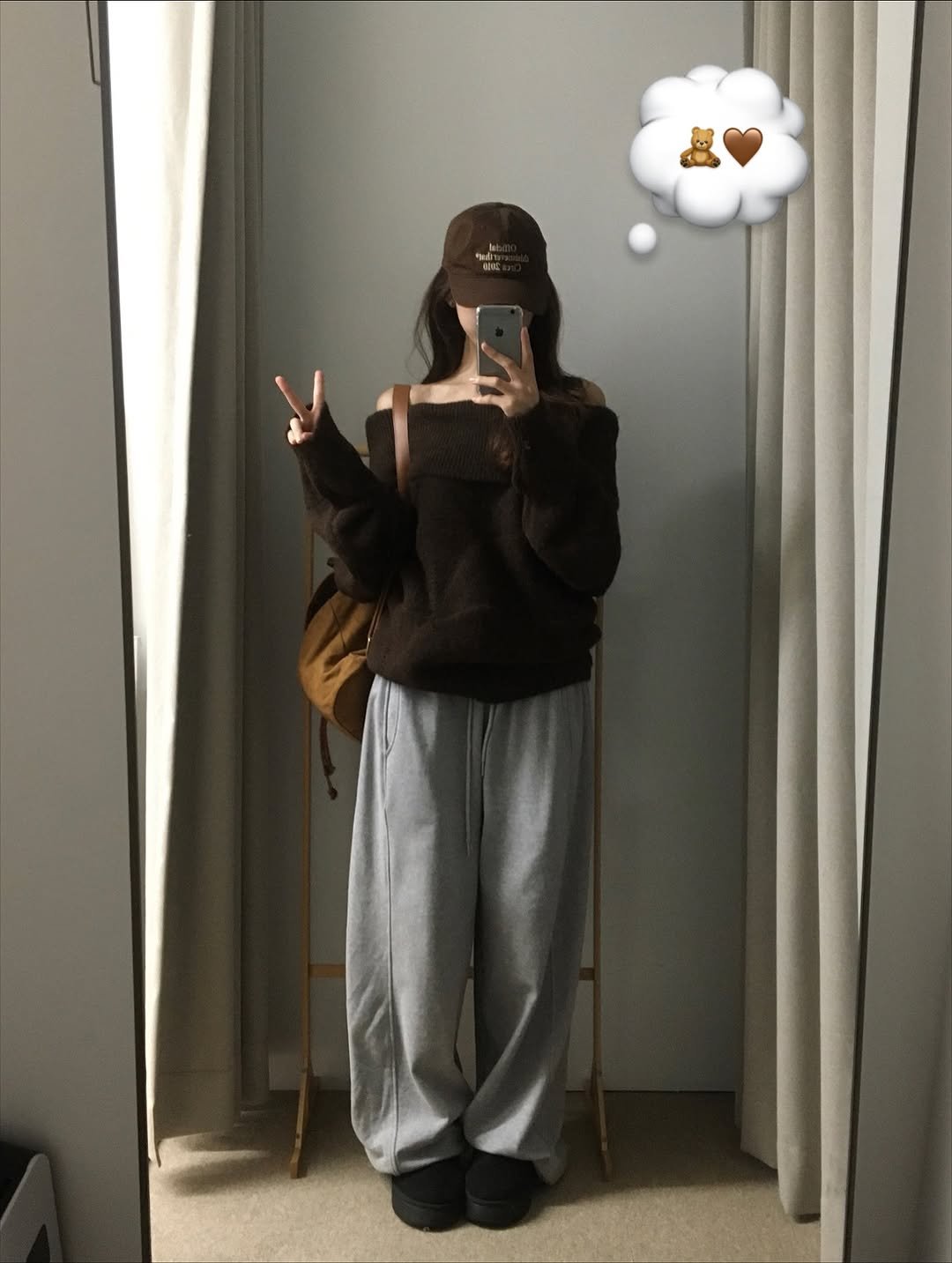 Photo by 🔖 오브더로지 / 𝐎𝐟 𝐭𝐡𝐞 𝐑𝐨𝐬𝐢𝐞 on October 27, 2025. May be an image of hat, duffle coat, sweatpants, parka and text.