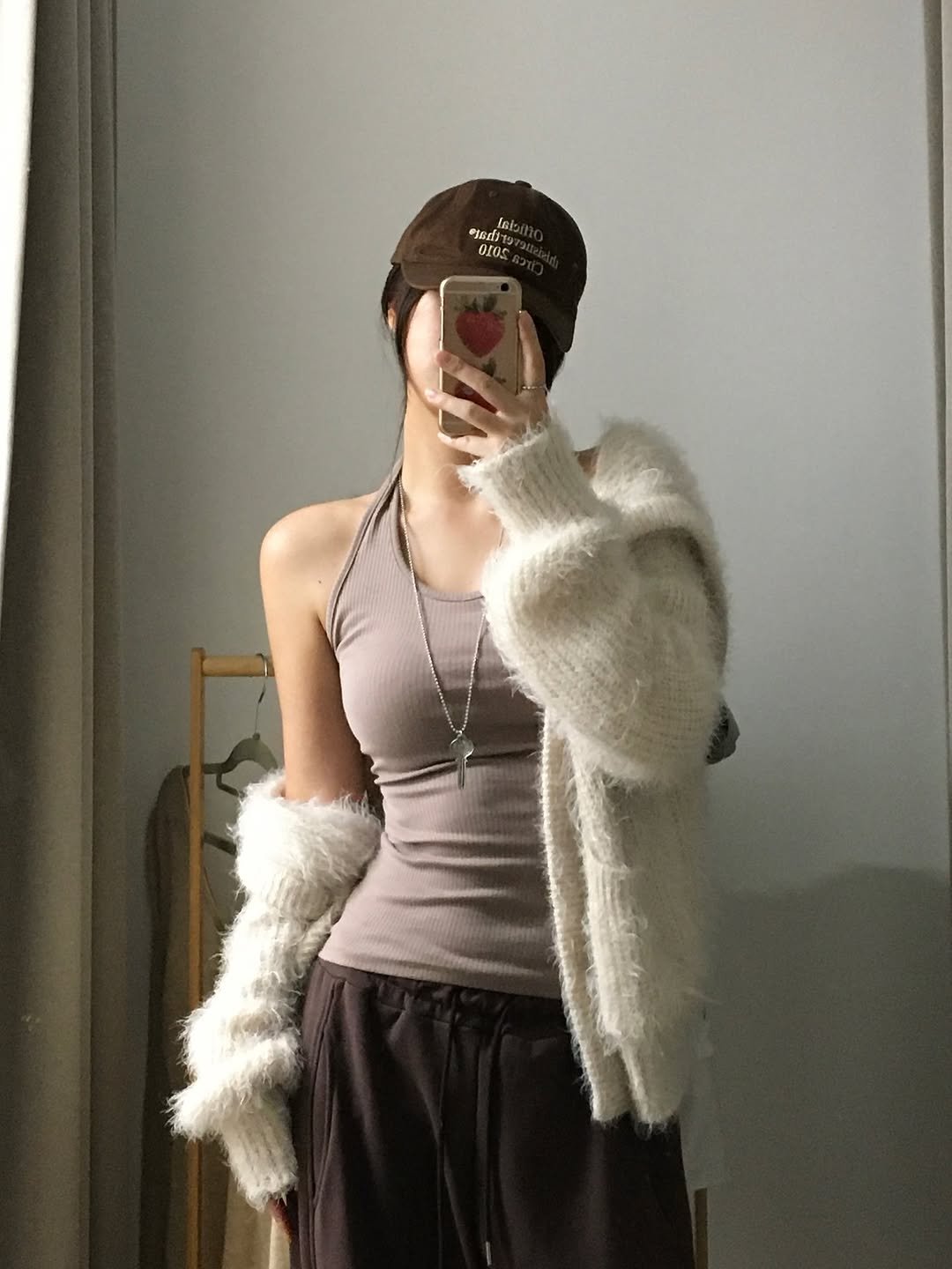 Photo by 🔖 오브더로지 / 𝐎𝐟 𝐭𝐡𝐞 𝐑𝐨𝐬𝐢𝐞 on November 03, 2025. May be an image of hat, sleepwear, parka, sweatpants and text.