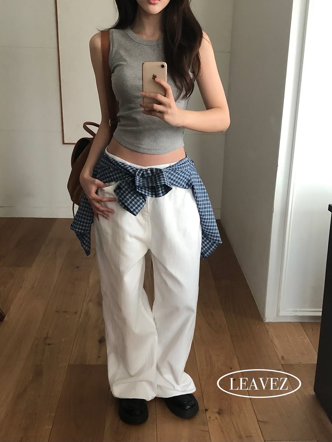 Photo by 🔖 오브더로지 / 𝐎𝐟 𝐭𝐡𝐞 𝐑𝐨𝐬𝐢𝐞 on June 26, 2025. May be an image of 1 person, sweatpants, top and text that says 'LEAVEZ'.