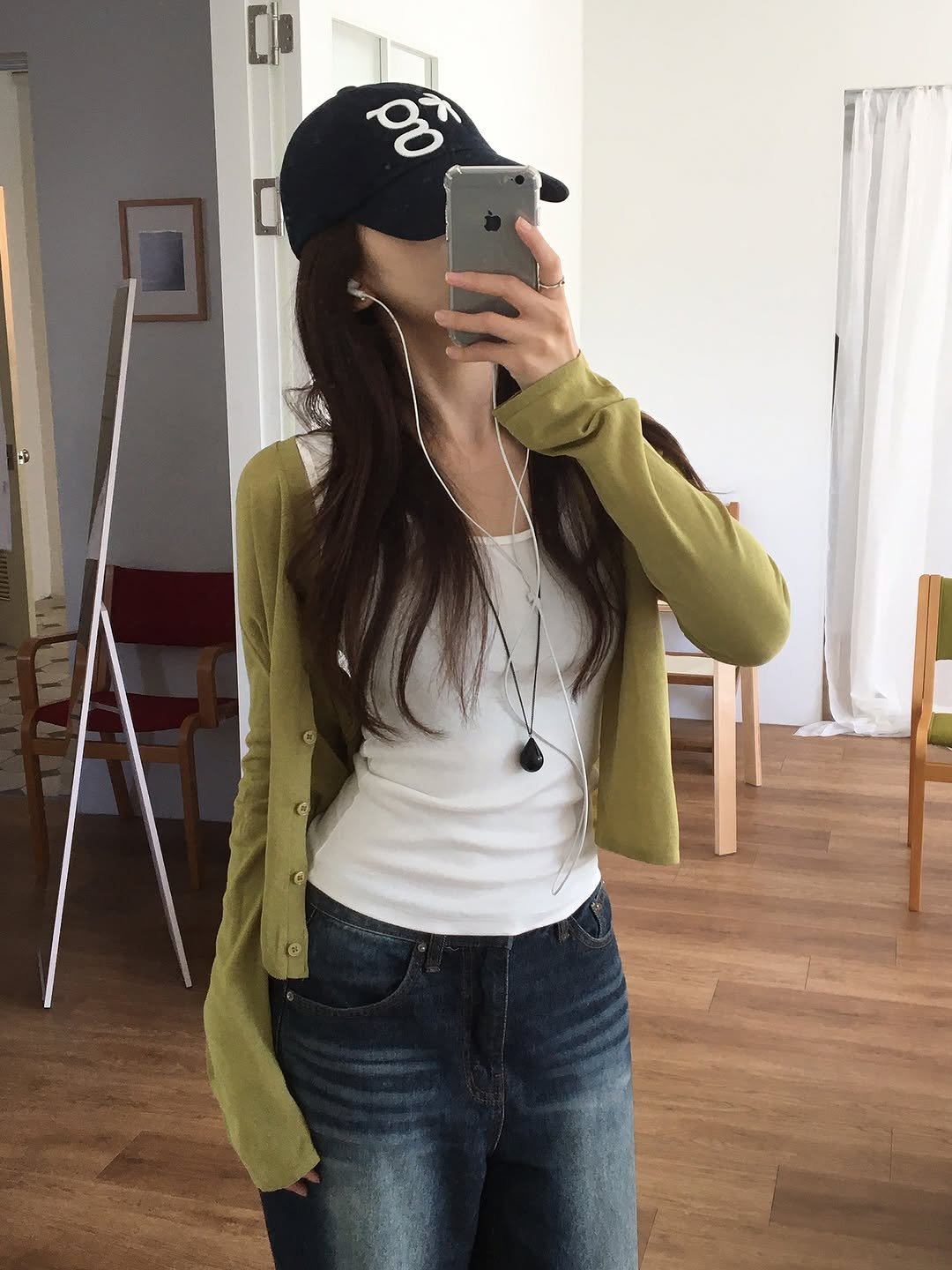 Photo by 🔖 오브더로지 / 𝐎𝐟 𝐭𝐡𝐞 𝐑𝐨𝐬𝐢𝐞 on October 04, 2025. May be an image of 1 person, hat, top, cardigan and text.