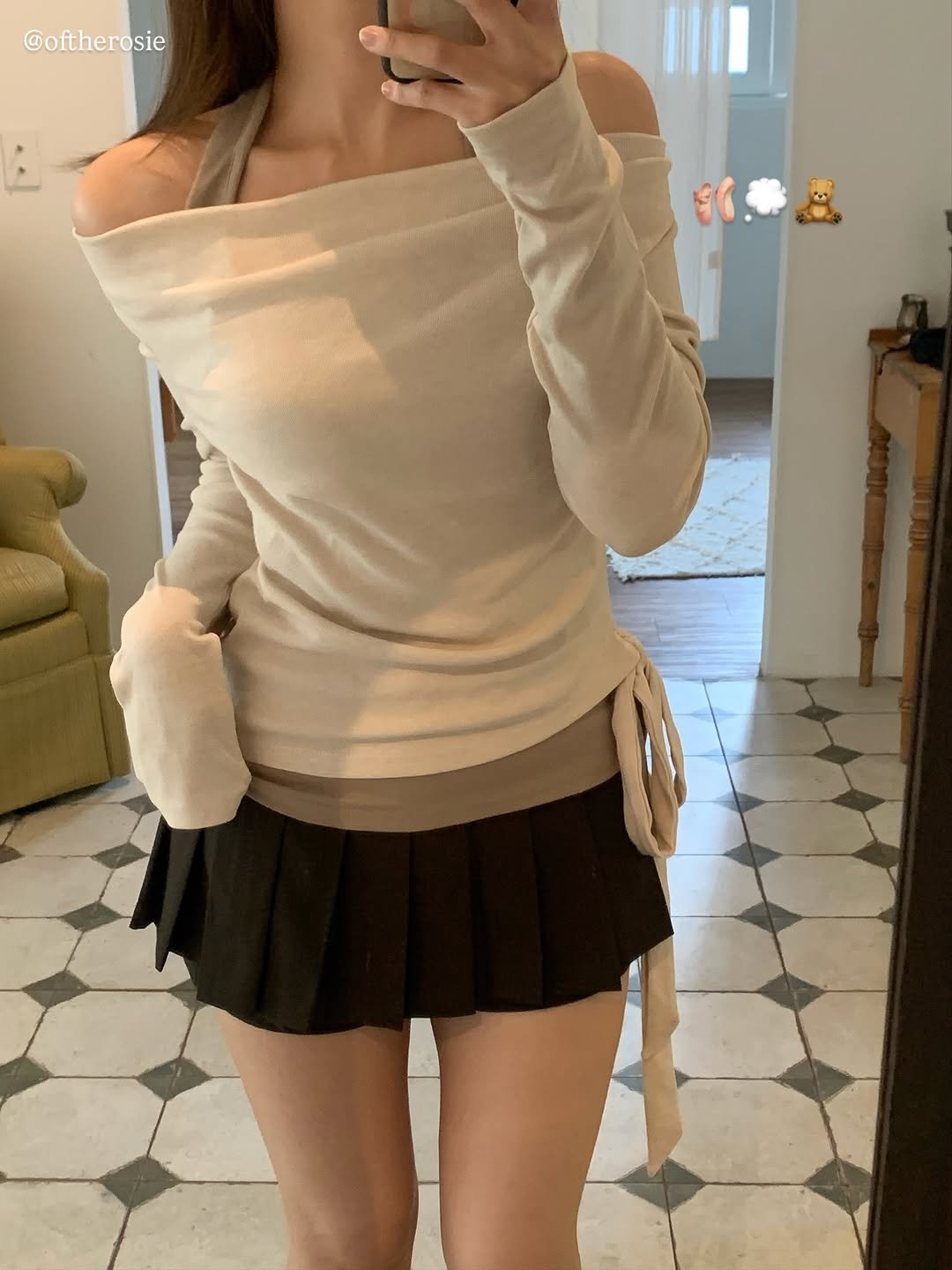 Photo by 🔖 오브더로지 / 𝐎𝐟 𝐭𝐡𝐞 𝐑𝐨𝐬𝐢𝐞 on November 10, 2025. May be an image of top, skirt, turtleneck, miniskirt and text.