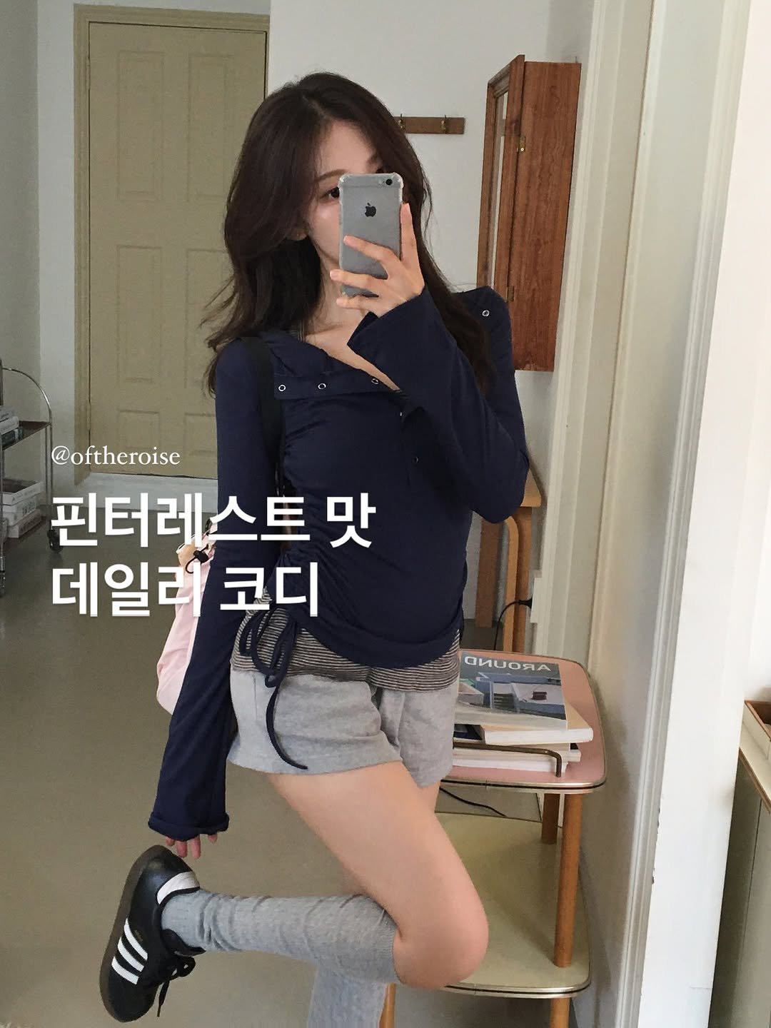 Photo by 🔖 오브더로지 / 𝐎𝐟 𝐭𝐡𝐞 𝐑𝐨𝐬𝐢𝐞 on August 11, 2025. May be an image of 1 person and text that says '@oftheroise 핀터레스트맛 핀터러 맛 데일리 코디 aИиoRa'.