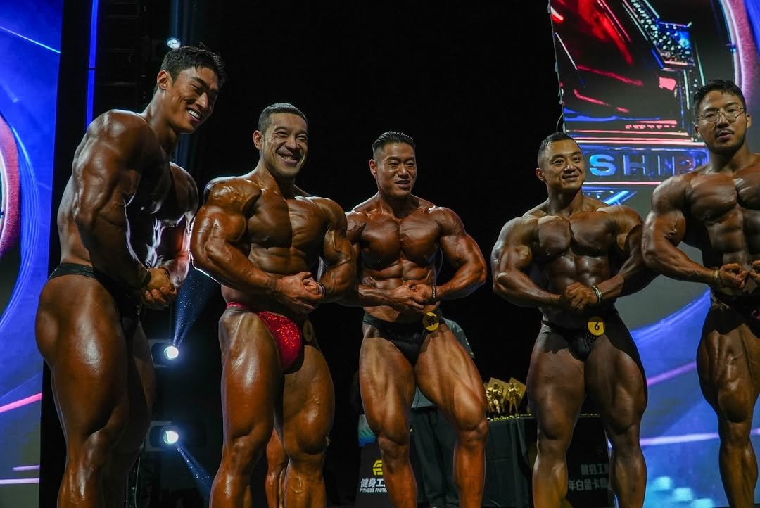 Photo shared by 오지는 오짐의 오관장 on December 10, 2025 tagging @onemore._1, @___hangyul, @dog_godie, and @hyunjinnn.kim. May be an image of one or more people, biceps and people bodybuilding.