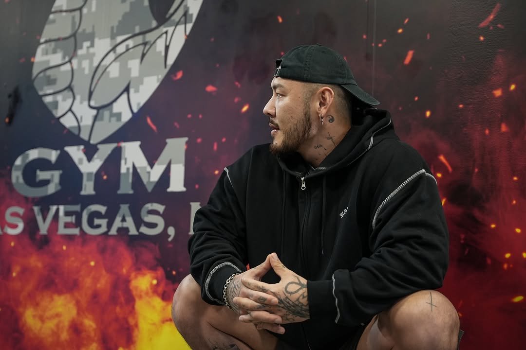 Photo shared by 오지는 오짐의 오관장 on October 26, 2025 tagging @korea_mecca_ogym. May be an image of one or more people, biceps, people bodybuilding, activewear, punching bag and text.