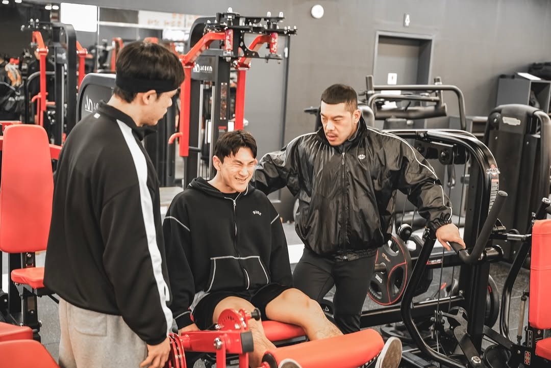 Photo shared by 오지는 오짐의 오관장 on January 21, 2026 tagging @dog_godie, @j.__ack, and @_rlatmdwnss. May be an image of body building, sportswear, barbell, treadmill, punching bag and text that says 'ስ ቁር 双市'.