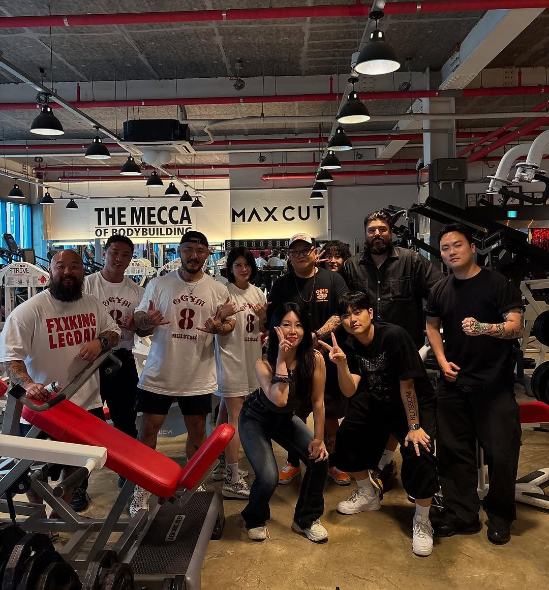 Photo shared by Adriana⚡️맥스컷 아미노맥스 on August 23, 2025 tagging @dooboo_helldive, @saltyudt, @iannaaaa_, @hoon____________, @rukia_lee, @zirobase, @korea_mecca_ogym, @next_sun.y, @road_of_the_strength, @healthhelper.kr, @hnsoouh, and @ogym_youtube. May be an image of 8 people, people bodybuilding, people standing, sportswear and text that says '.間塑公蜜 ΤΗE THEMECCA MЛXCИT THEMECCAMAXCUT MЛX c OF BODYE FRODYBUILDING LDING 1 下出 FXXKING . "'.