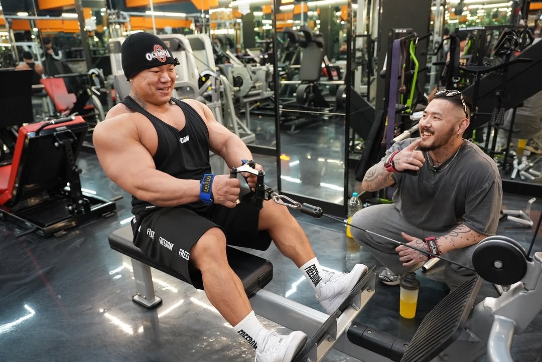 Photo shared by 오지는 오짐의 오관장 on April 25, 2026 tagging @_iloveprotein, @korea_mecca_ogym, and @proteingym_seoul. May be an image of one or more people, biceps, people bodybuilding, shaker, jug and text.