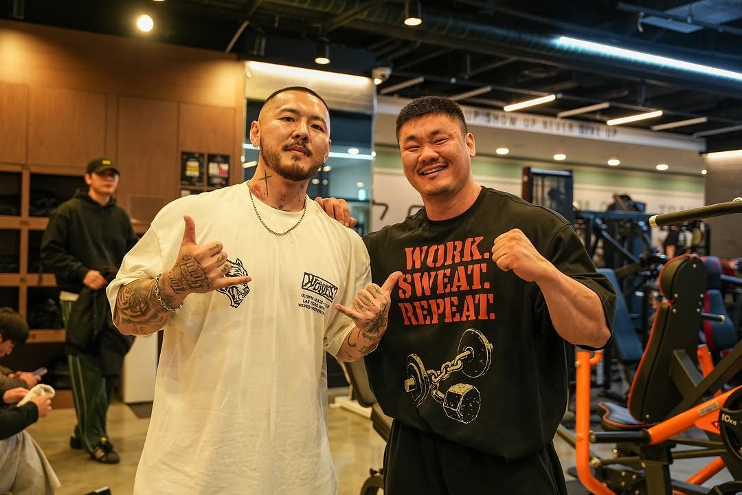 Photo shared by 오지는 오짐의 오관장 on November 12, 2025 tagging @korea_mecca_ogym, @feeel_, and @feelgym3. May be an image of body building and text.