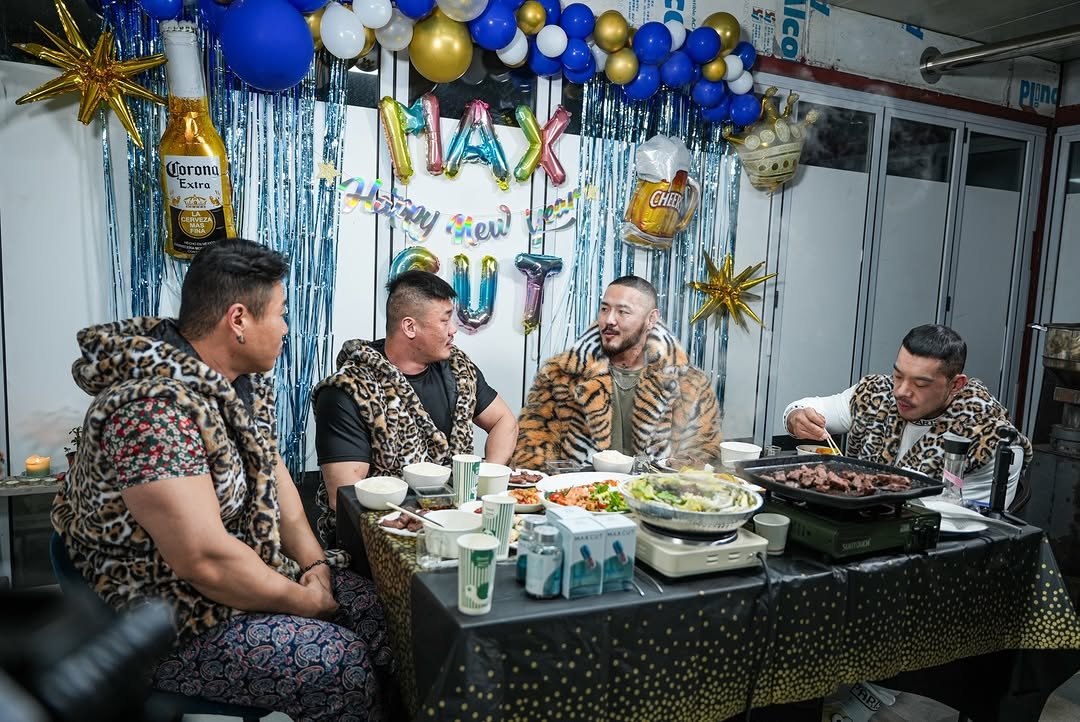 Photo shared by 오지는 오짐의 오관장 on January 07, 2026 tagging @dog_godie, @korea_mecca_ogym, @hyunjinnn.kim, and @feeel_. May be an image of one or more people, table, balloon and text that says 'Corona Extra YA ツ ስራ" MAD CHER Meй U'.