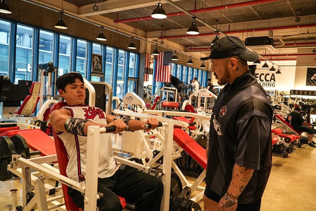 Photo shared by 오지는 오짐의 오관장 on August 10, 2025 tagging @korea_mecca_ogym, @ogym_official, and @_rlatmdwnss. May be an image of 5 people, biceps, people bodybuilding, bench, barbell and text that says 'STRIVE मार ECCA DING 1E'.