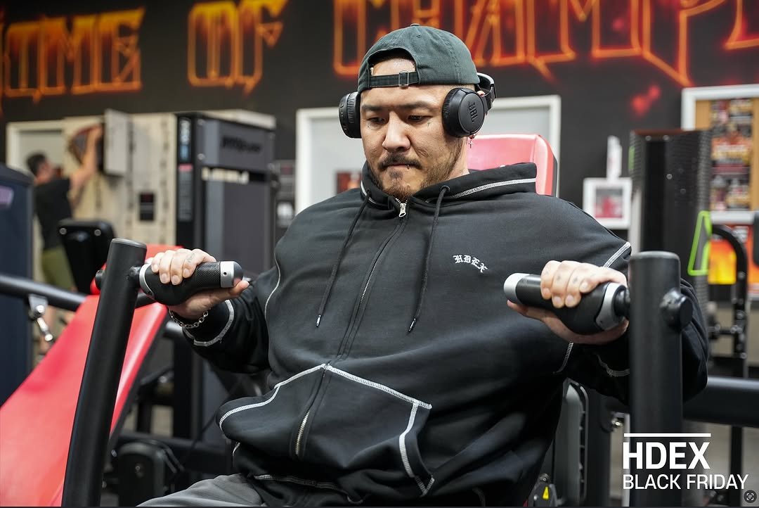 Photo shared by 오지는 오짐의 오관장 on October 25, 2025 tagging @korea_mecca_ogym, @hdex__official, and @hdex_women. May be an image of one or more people, beard, people bodybuilding, barbell and text.