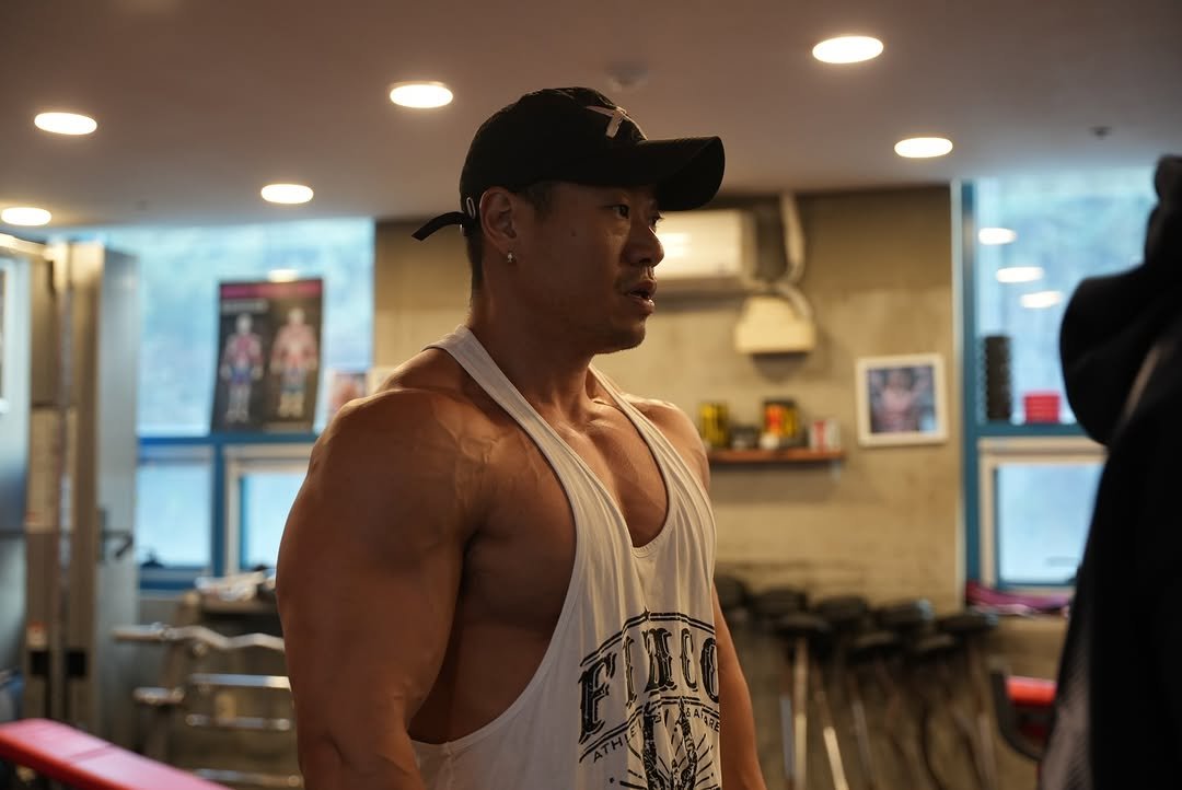 Photo shared by 오지는 오짐의 오관장 on December 06, 2025 tagging @hyunjinnn.kim. May be an image of one or more people, biceps, people bodybuilding, activewear and dumbbell.