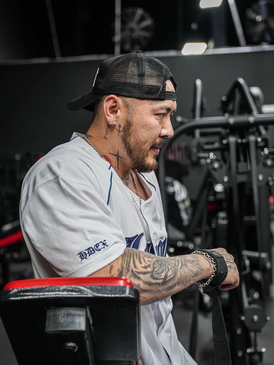 Photo shared by 오지는 오짐의 오관장 on September 19, 2025 tagging @korea_mecca_ogym. May be an image of 1 person, beard, biceps, body building, playing baseball, dumbbell and text.