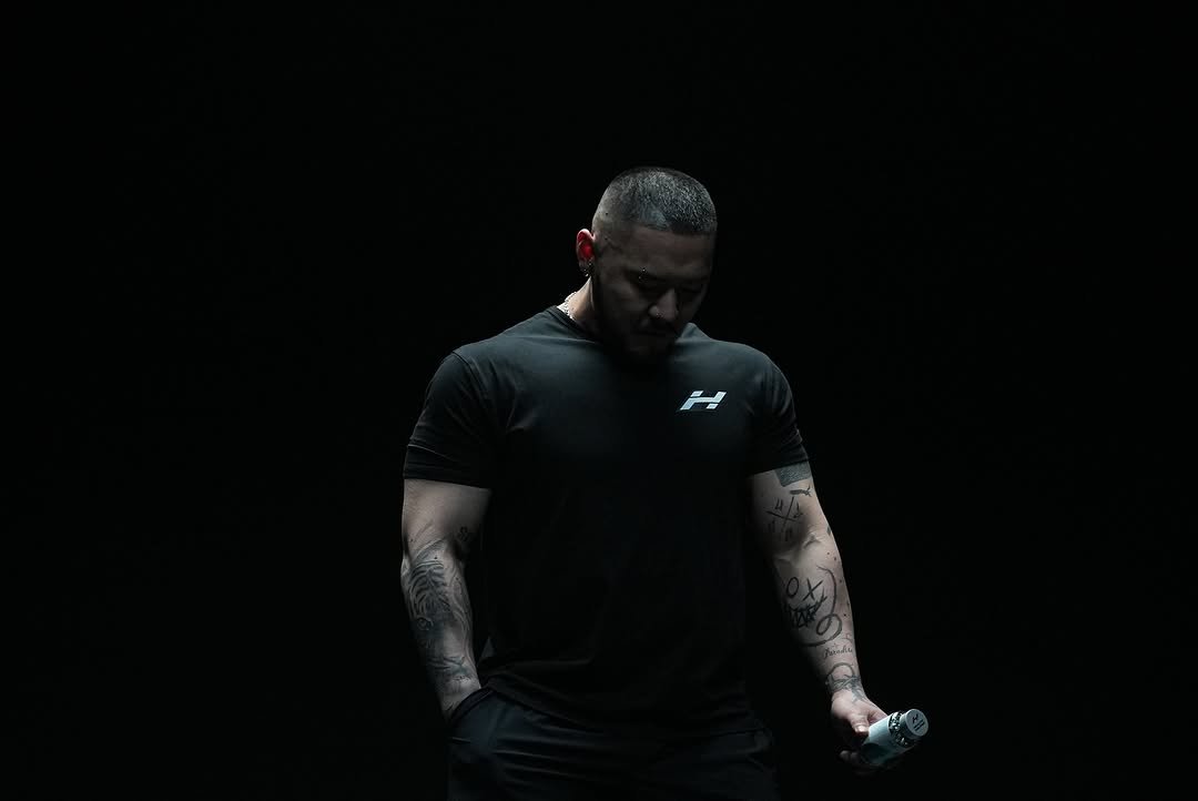 Photo shared by 오지는 오짐의 오관장 on July 10, 2025 tagging @babyadriana88, @korea_mecca_ogym, and @healthhelper.kr. May be an image of 1 person, beard, biceps, body building, activewear, sportswear, sports equipment and text.