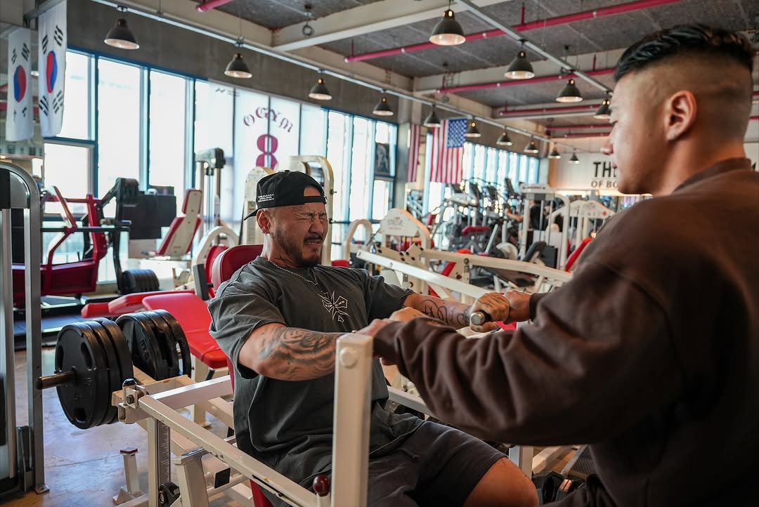 Photo shared by 오지는 오짐의 오관장 on November 11, 2025 tagging @korea_mecca_ogym, and @ssung_nutrition_. May be an image of one or more people, biceps, people bodybuilding, barbell and text.