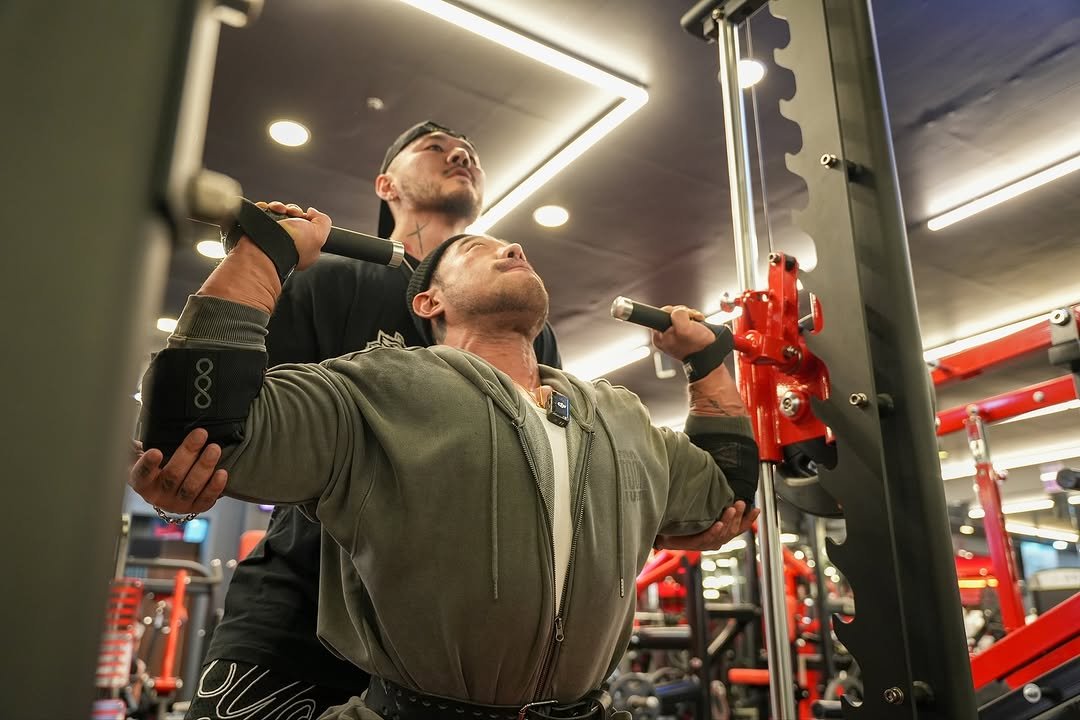 Photo shared by 오지는 오짐의 오관장 on November 08, 2025 tagging @dog_godie, and @korea_mecca_ogym. May be an image of one or more people, biceps, people bodybuilding, barbell, dumbbell and text.