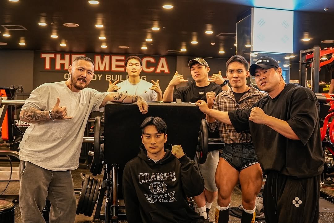 Photo shared by 오지는 오짐의 오관장 on March 05, 2026 tagging @dog_godie, @_jsh1393, @korea_mecca_ogym, @go_gun_ho, @hyunjinnn.kim, @j.__ack, and @_rlatmdwnss. May be an image of one or more people, biceps, people bodybuilding, activewear, barbell and text.