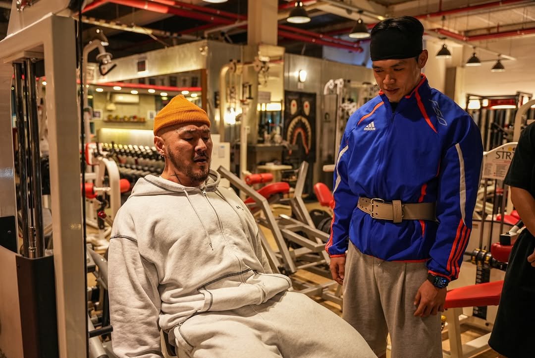 Photo shared by 오지는 오짐의 오관장 on December 13, 2025 tagging @korea_mecca_ogym, @ogym_official, and @_rlatmdwnss. May be an image of body building, military uniform, beret, barbell, turtleneck and text.