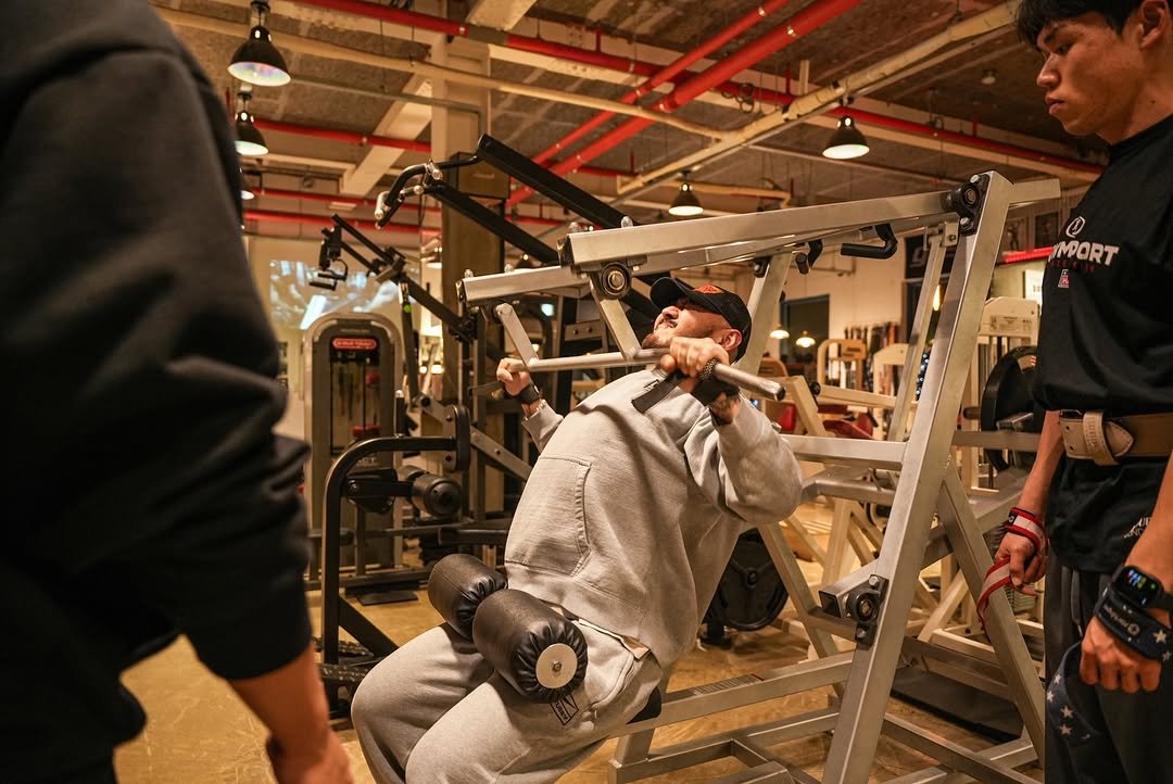 Photo shared by 오지는 오짐의 오관장 on December 24, 2025 tagging @korea_mecca_ogym, @hdex__official, and @_rlatmdwnss. May be an image of treadmill, barbell and text.