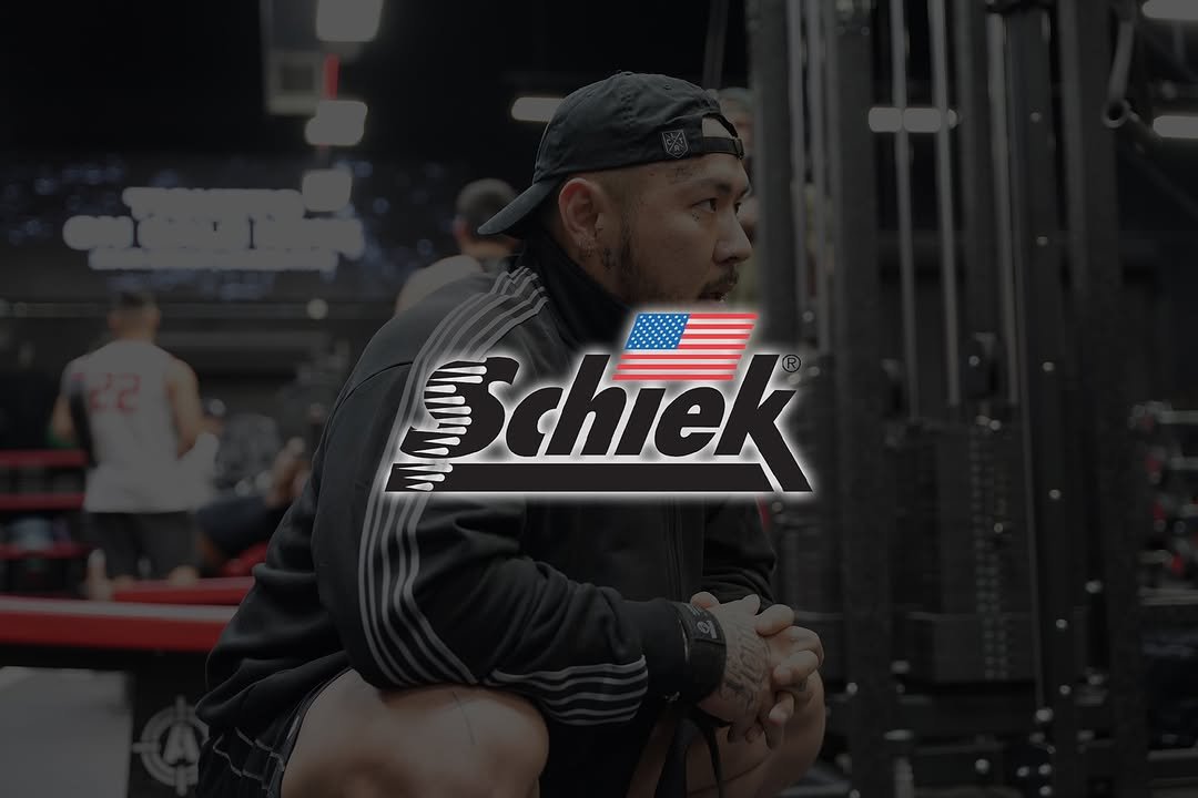 Photo shared by 오지는 오짐의 오관장 on October 21, 2025 tagging @schieksportsinc, and @korea_mecca_ogym. May be an image of one or more people, biceps, people bodybuilding, activewear, sportswear, barbell, sports equipment and text that says 'chiek'.