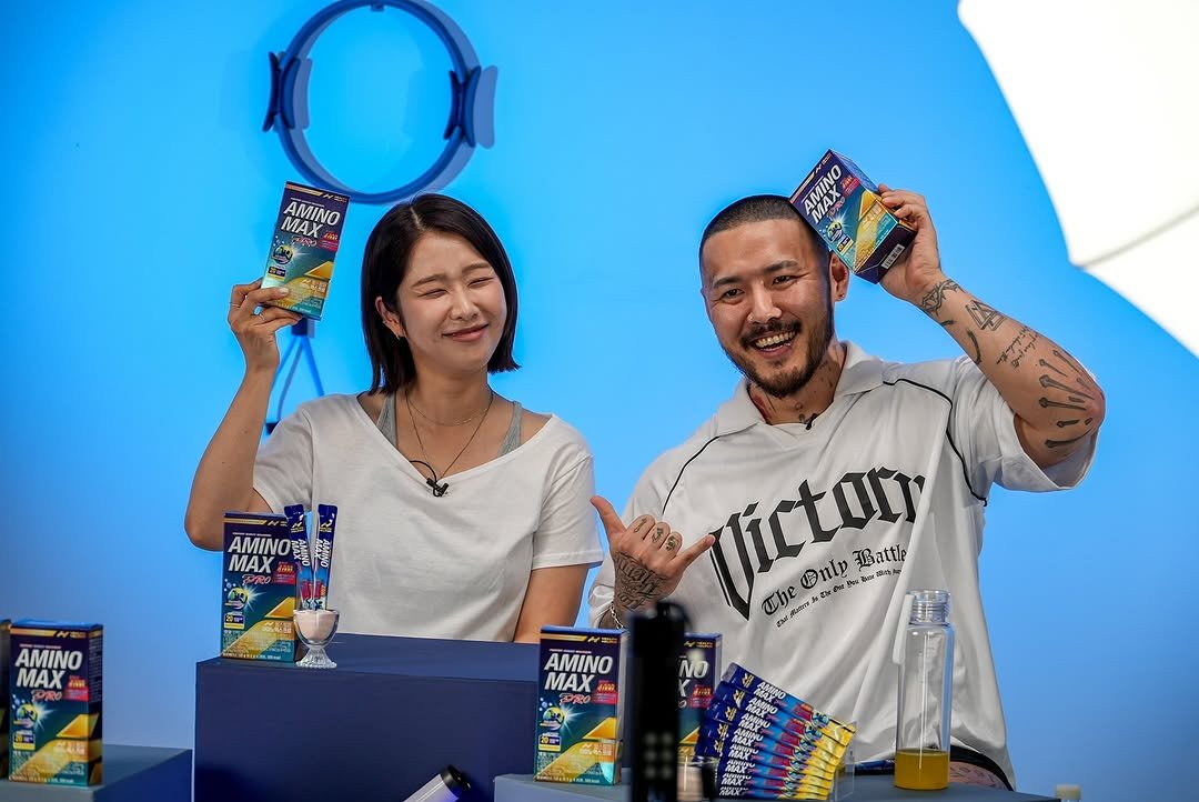 Photo shared by 오지는 오짐의 오관장 on July 25, 2025 tagging @yoonjungiii, @zirobase, @korea_mecca_ogym, and @healthhelper.kr. May be an image of 2 people, cereal, petfood, wafer and text.