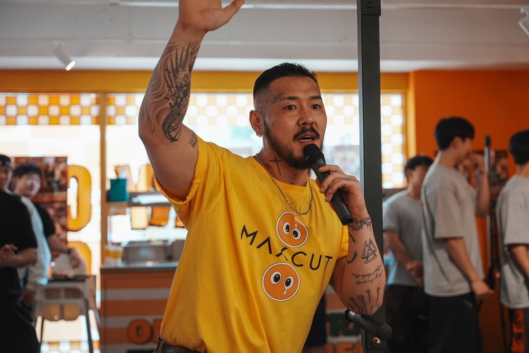 Photo shared by 오지는 오짐의 오관장 on April 25, 2026 tagging @korea_mecca_ogym. May be an image of one or more people, beard and text that says 'MЛACИT MλέζυT 06 4'.