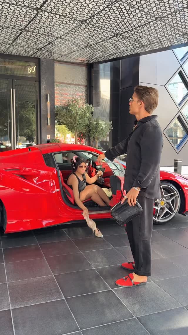 oharaingrid 게시물 이미지: Black style for red Ferrari? 🧐☝️