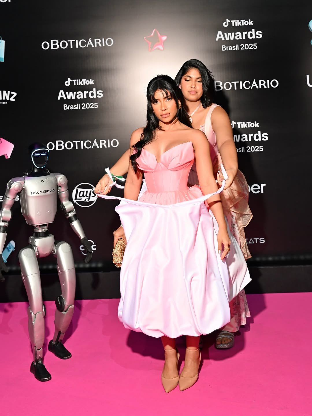 Photo by Ingrid Ohara on December 12, 2025. May be an image of dress and text that says 'OBOTICARIO JTikTok Awards Brasil Brasil2025 2025 INZ 1時4件 JTikTok Awards Brasil Brasil2025 2025 BOTICARIO OBOTICARIO OBOTICARIO İTikTok Nards asil 2025 Futuremedia Lays. ay er ATS'.