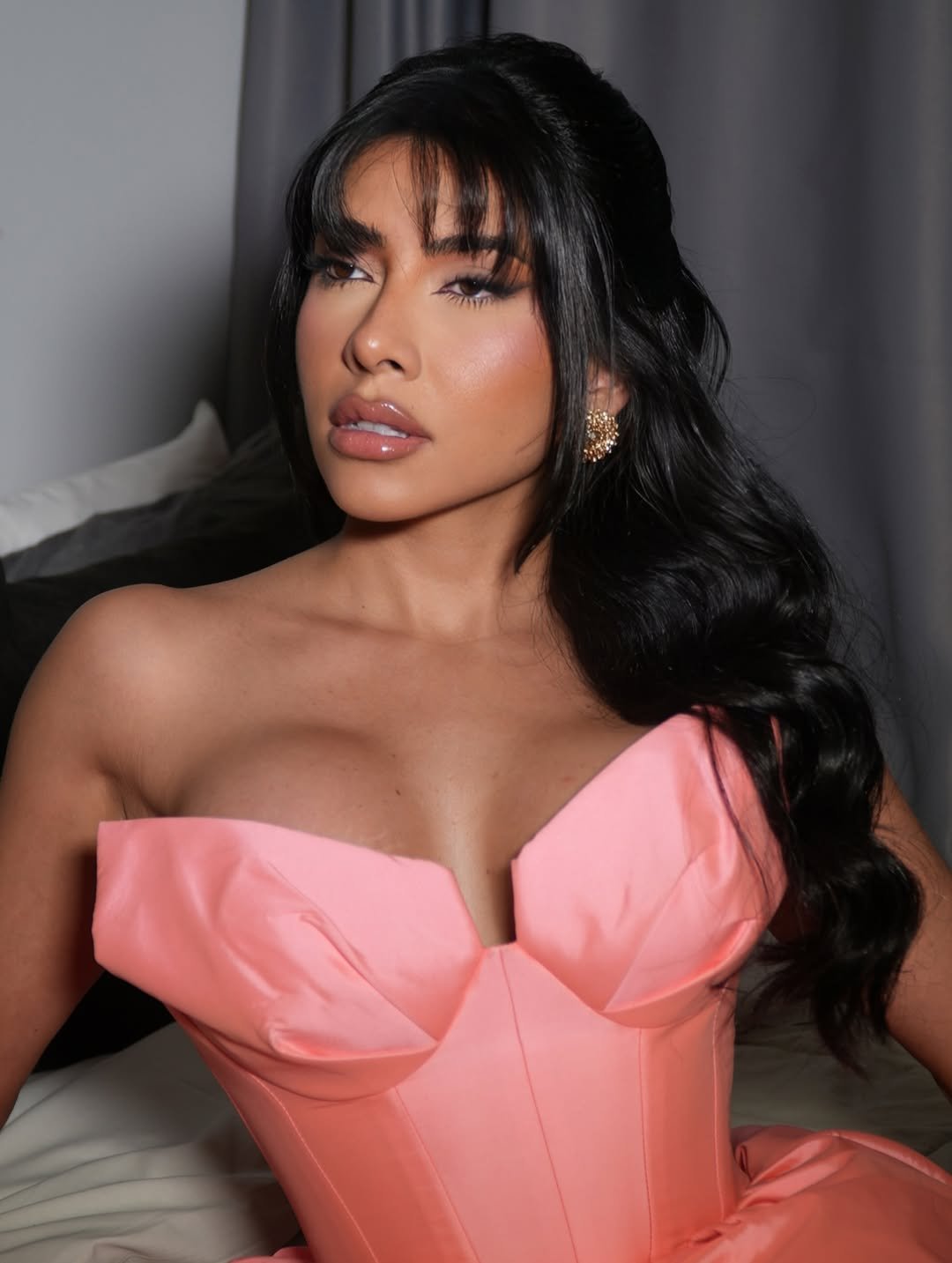 Photo shared by Ingrid Ohara on December 12, 2025 tagging @gustasanttos. May be an image of one or more people, makeup, dress and text.